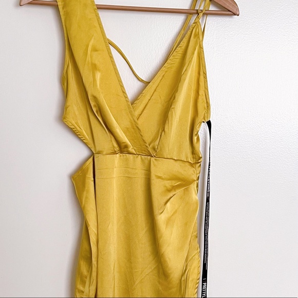 Pretty Little Thing Asymmetric Sleeve Cut Out Split Leg Maxi Dress - Picture 3 of 4